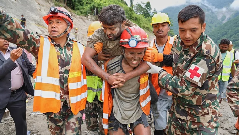Nepal'da tünelde 9 gün mahsur kalan 2 işçi sağ kurtarıldı