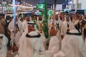 Suudi Arabistan'da kalabalıklar Milli Günü bayraklar, gösteriler ve askeri geçitle kutluyor