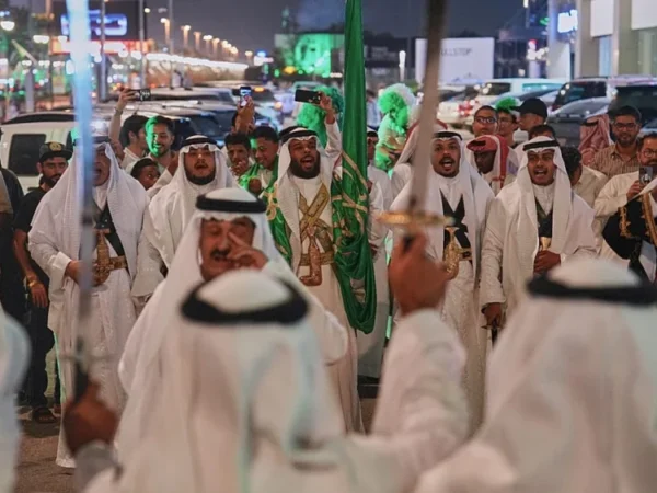 Suudi Arabistan'da kalabalıklar Milli Günü bayraklar, gösteriler ve askeri geçitle kutluyor
