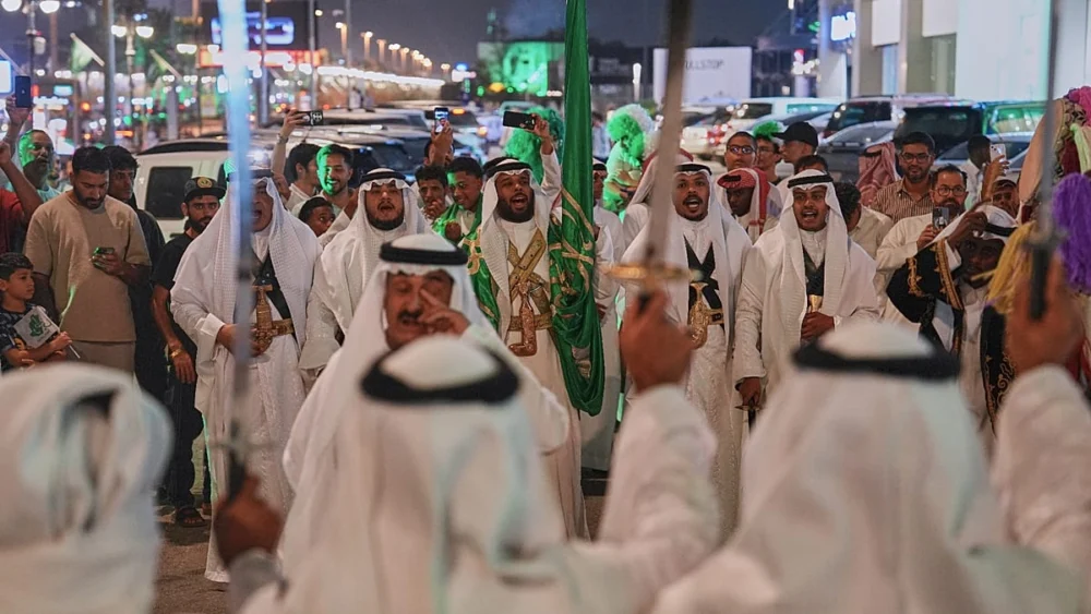 Suudi Arabistan'da kalabalıklar Milli Günü bayraklar, gösteriler ve askeri geçitle kutluyor