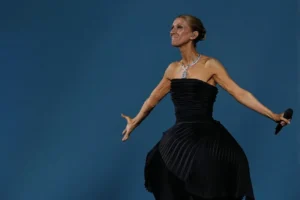 Celine Dion, L'Oréal defilesindeki performansıyla Paris Moda Haftası'na damga vurdu