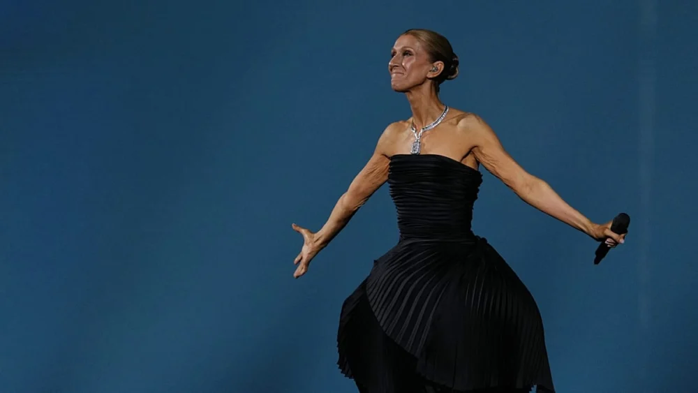 Celine Dion, L'Oréal defilesindeki performansıyla Paris Moda Haftası'na damga vurdu