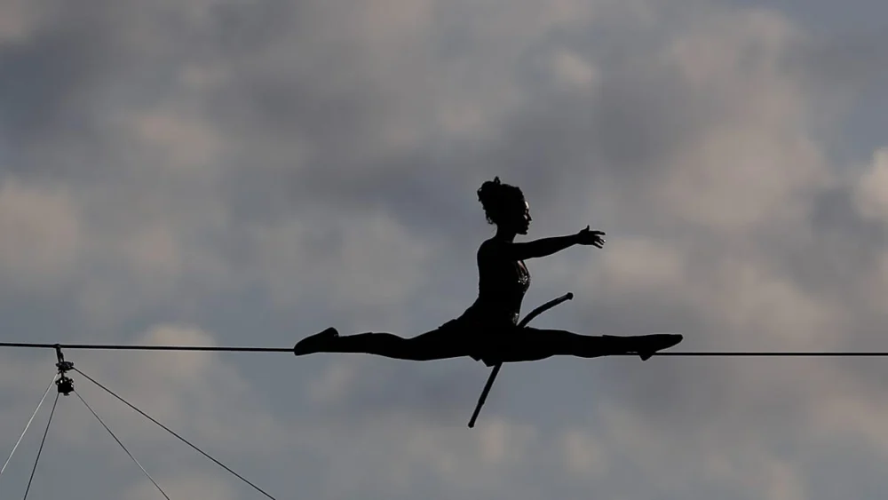 İp cambazı, Avrupa'nın en yüksek kömür tepeleri arasında 400 metre yürüdü