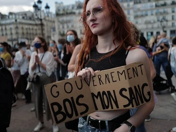 Kadın hakları savunucuları Paris’te cinsel şiddet yasası için sokakta