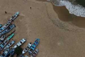 Acapulco'da Kasırga Polo sırasında tekneyi kurtarmak için dev dalgalarla mücadele
