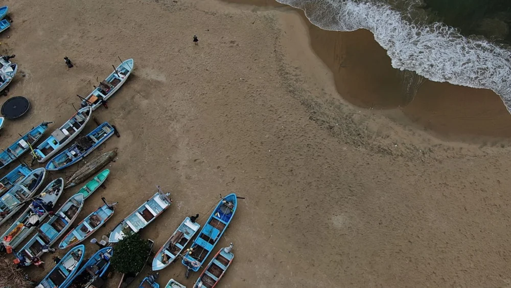 Acapulco'da Kasırga Polo sırasında tekneyi kurtarmak için dev dalgalarla mücadele