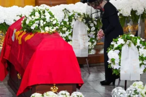 Oslo’da kalabalıklar toplanırken Norveç, Kral Harald V’ye veda ediyor