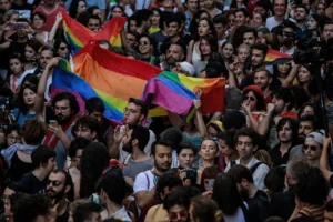 LGBTİ+ örgütlerinin sosyal medya hesaplarına erişim engeli: Kaos GL yöneticileri gözaltına alındı