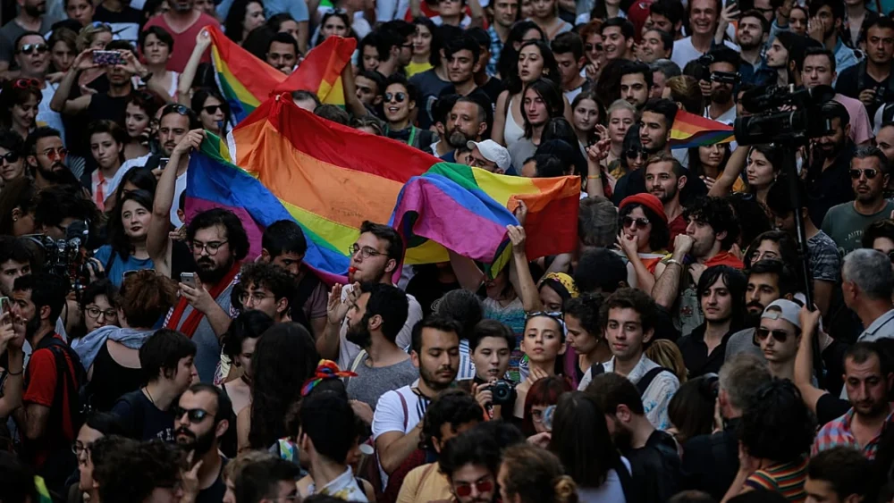 LGBTİ+ örgütlerinin sosyal medya hesaplarına erişim engeli: Kaos GL yöneticileri gözaltına alındı