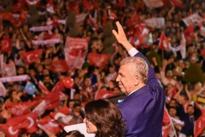 CHP'de istifa dalgası: Mansur Yavaş'ın ardından 7 belediye başkanı daha istifa etti