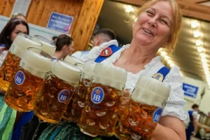Oktoberfest geleneksel fıçı açılışıyla, bira ve coşkuyla başladı