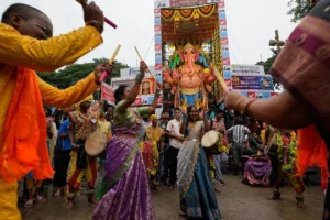 Ganesh Chaturthi başladı: Mumbai ve Haydarabad'da ibadetçi akını