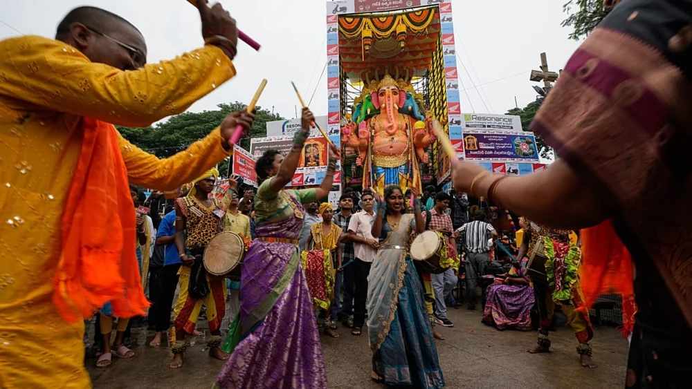 Ganesh Chaturthi başladı: Mumbai ve Haydarabad'da ibadetçi akını