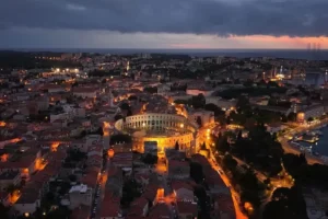 Antik Roma kenti Pula, çağdaş ışık sanatıyla yeniden ışıldıyor