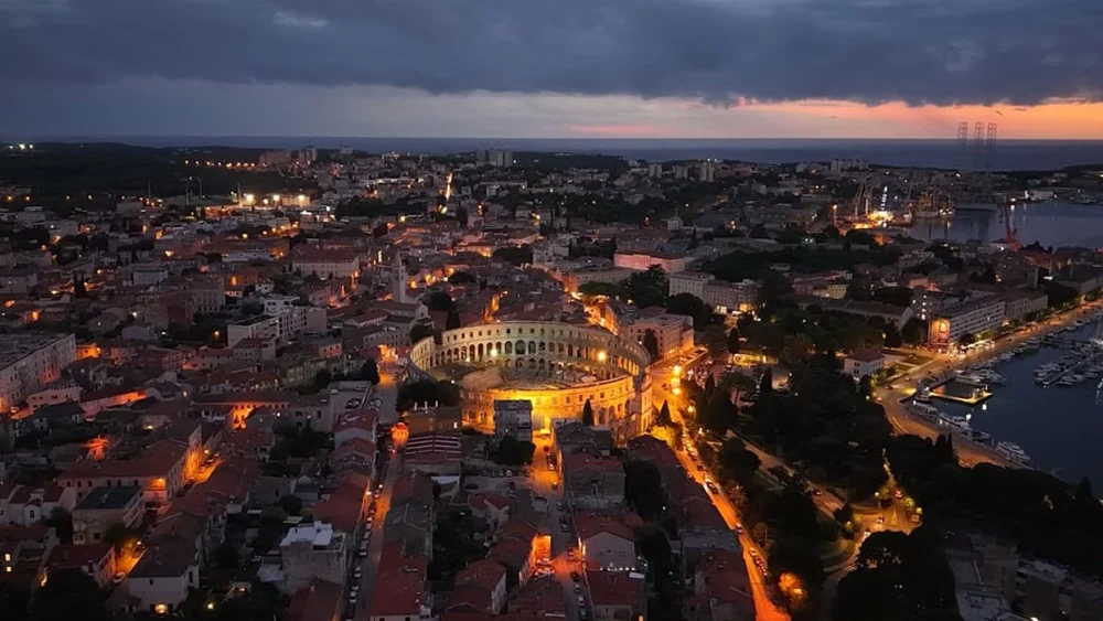 Antik Roma kenti Pula, çağdaş ışık sanatıyla yeniden ışıldıyor