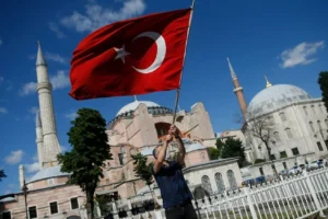Türk bayrağına tüküren İngiliz turist tutuklanarak cezaevine gönderildi