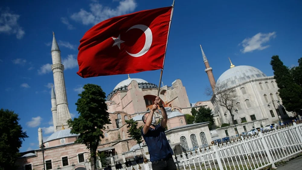 Türk bayrağına tüküren İngiliz turist tutuklanarak cezaevine gönderildi