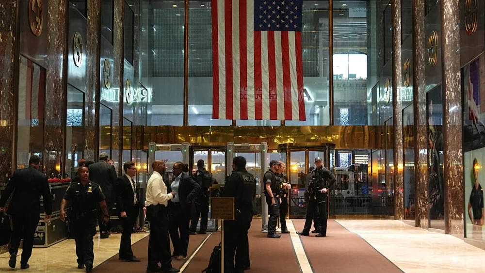 Macron, Trump Tower'a gitmek için kalabalık New York sokaklarında yürüdü