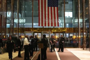 Macron, Trump Tower'a gitmek için New York sokaklarında yürüyor