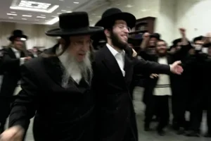Ultra-Ortodoks Yahudiler Elad'da tutuklu yeshiva öğrencisinin tahliyesini kutluyor