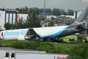Miami'de Amazon kargo uçağı pistten çıktı: Yoğun duman ve alevler