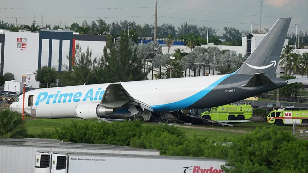 Miami'de Amazon kargo uçağı pistten çıktı: Yoğun duman ve alevler
