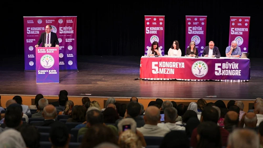 DEM Parti ertelenen kongresini yaptı: Hatimoğulları ve Bakırhan yeniden Eş Genel Başkan
