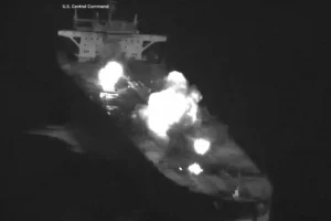 ABD ordusunun İran petrol tankerlerini vurduğu anlar görüntülendi