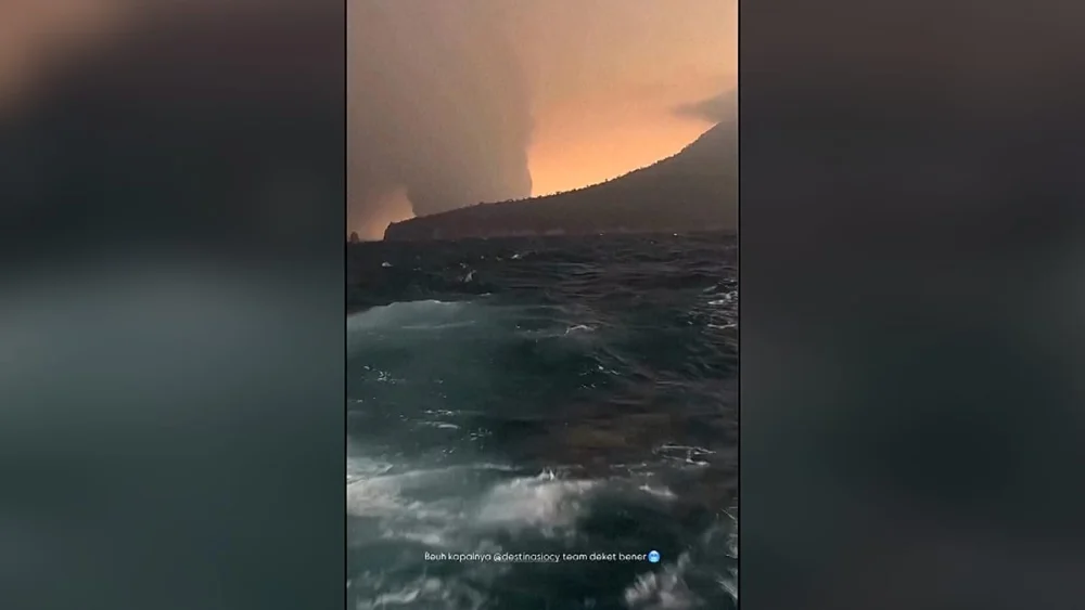 Endonezya’da bir balıkçı, Anak Krakatau yanardağının patlama anını görüntüledi