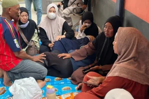 Endonezya, Cava Denizi'nde alabora olan feribotta kaybolan 129 kişiyi arıyor