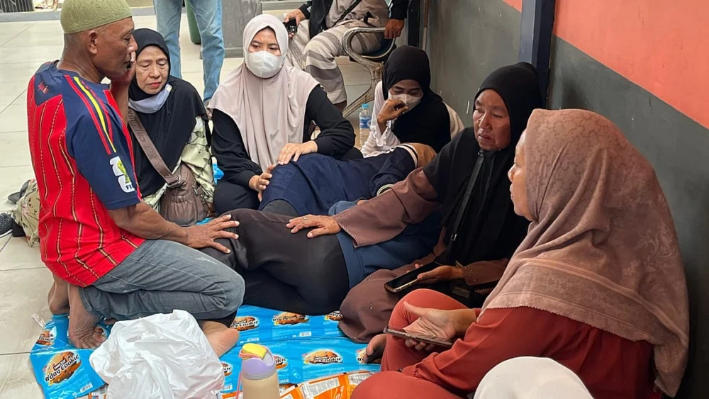 Endonezya, Cava Denizi'nde alabora olan feribotta kaybolan 129 kişiyi arıyor