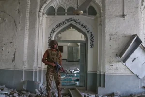 Pakistan'da camiye intihar saldırısı: En az 21 kişi hayatını kaybetti