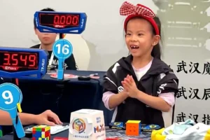 6 yaşındaki kız çocuğu Rubik küpü kadınlar dünya rekorunu kırdı