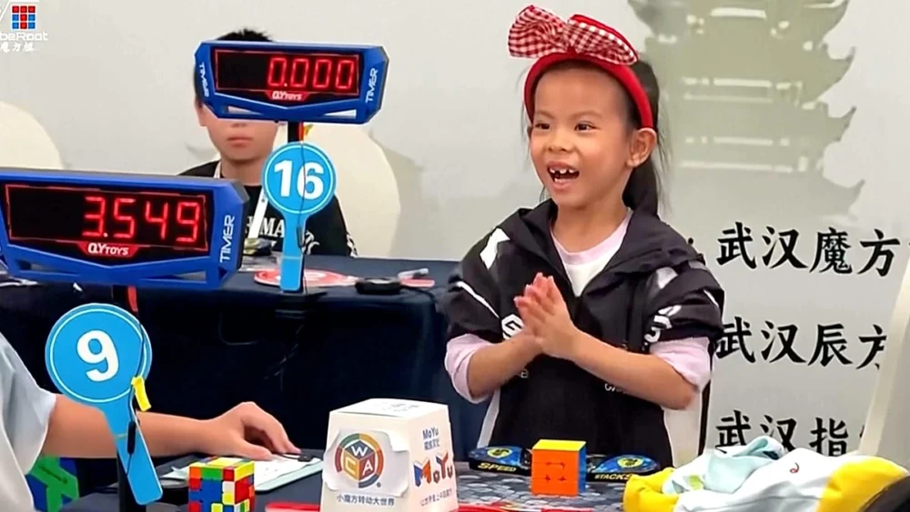 6 yaşındaki kız çocuğu Rubik küpü kadınlar dünya rekorunu kırdı
