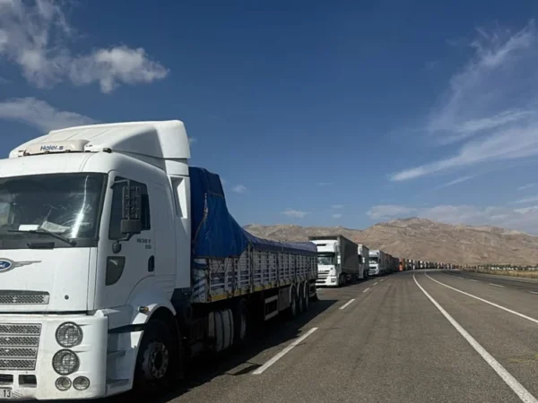 Türkiye-İran sınırında kamyonlar kuyruk oluşturdu: Bekleme süresi günleri buluyor