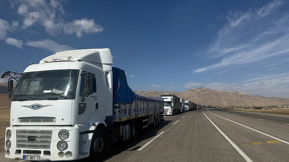 Türkiye-İran sınırında kamyonlar kuyruk oluşturdu: Bekleme süresi günleri buluyor