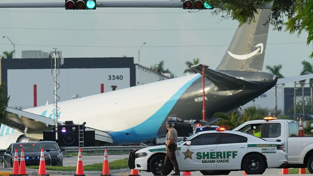 Miami'de Amazon kargo uçağı pistten çıkıp araçlara çarptı: En az 5 kişi hayatını kaybetti