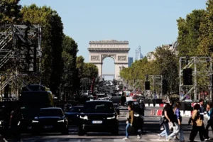 Paris, Papa 14. Leo’yu karşılarken bisikletleri kaldırıyor
