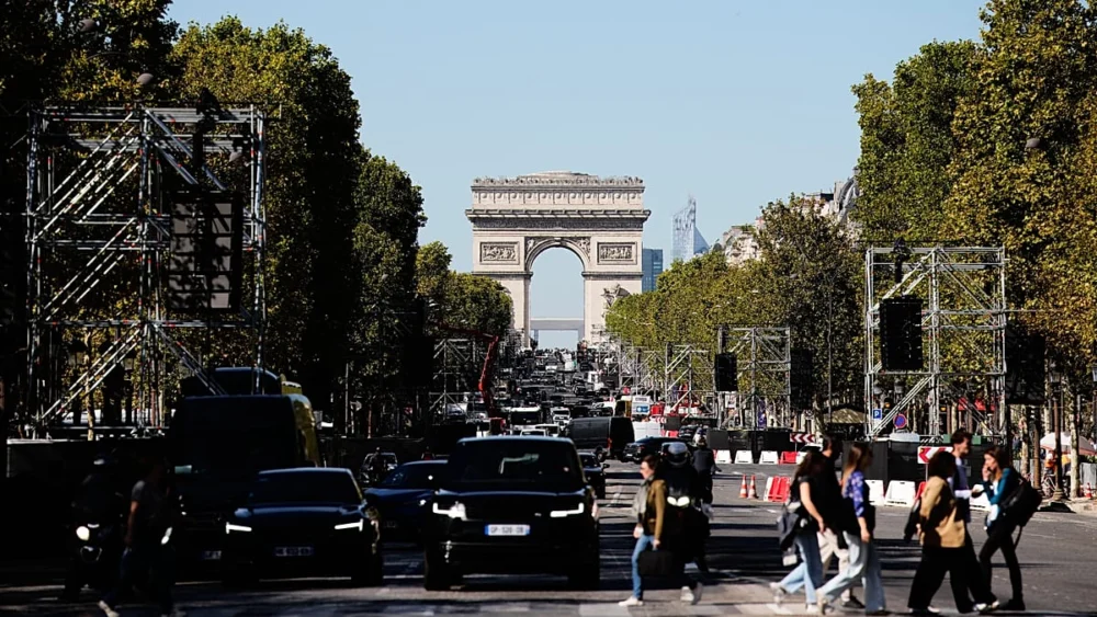 Paris, Papa 14. Leo’yu karşılarken bisikletleri kaldırıyor