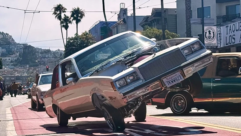 Renkli geçitte lowriderlar San Francisco sokaklarını dolduruyor