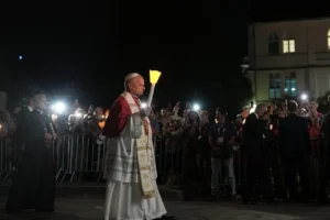 Papa Lourdes'te hacılarla mumlu dua yürüyüşüne katıldı, ayine 150 bin kişi