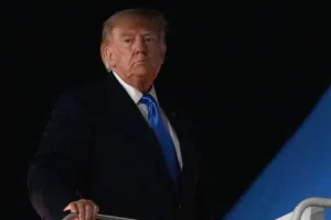Beyaz Saray'dan CNN'e yeni kısıtlama: Trump'ın uçağına alınmadı