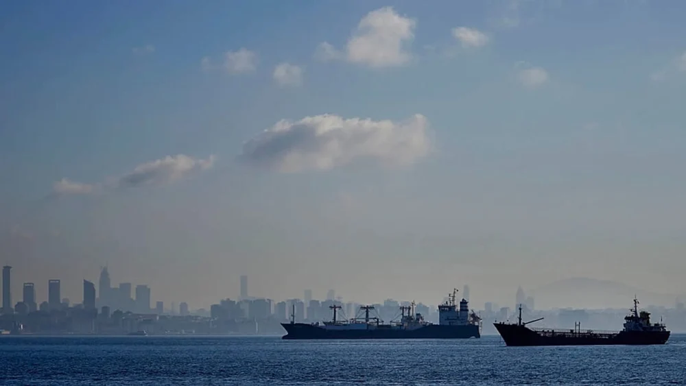 Silivri açıklarında iki ticari gemi çarpıştı: Gemilerden birinin battığı düşünülüyor