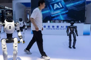 Şanghay'da dövüş gecesi: İnsansı robotlar ringde kozlarını paylaştı