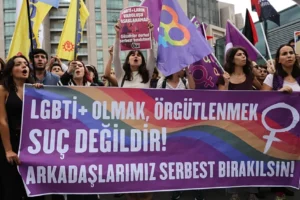 LGBTİ+ operasyonlarında gözaltına alınan gazeteci Tuğba Tekerek ve 7 Kaos GL üyesi tutuklandı