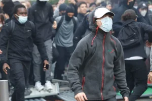Fransa'da öğrenciler daha fazla kaynak talebiyle ülke çapında okulları bloke ediyor