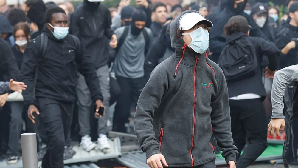 Fransa'da öğrenciler daha fazla kaynak talebiyle ülke çapında okulları bloke ediyor