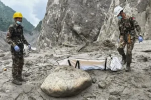 Nepal’de sel felaketinin ardından toplu definler sürüyor: Can kaybı 1.000’i aştı