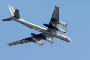 Nükleer kapasiteli Rus bombardıman uçağı eğitim sırasında düştü: 6 mürettebat öldü