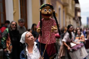 Bogotá'da sanatçılar kültür kesintilerini müzik, dans ve kuklalarla protesto etti